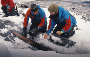 Η κλιματική αλλαγή έφερε στο φως το αρχαιότερο ζευγάρι ξύλινων πέδιλων σκι ηλικίας 1.300 ετών